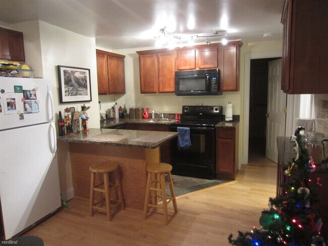 Building Photo - 2 br, 1 bath House - 521 N Division St Apt...