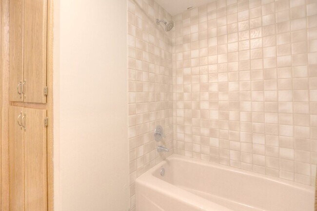 Foto del edificio - Great Lake views. *3Bed*2Bath home on Medi...