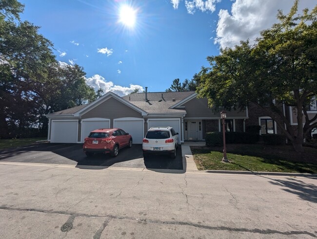 Building Photo - 404 Pinetree Ln