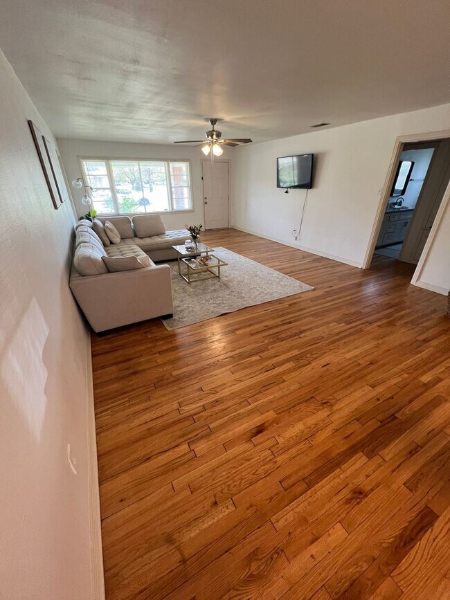 Building Photo - Pre Leasing for fall 2026! 3/2 in Medical District