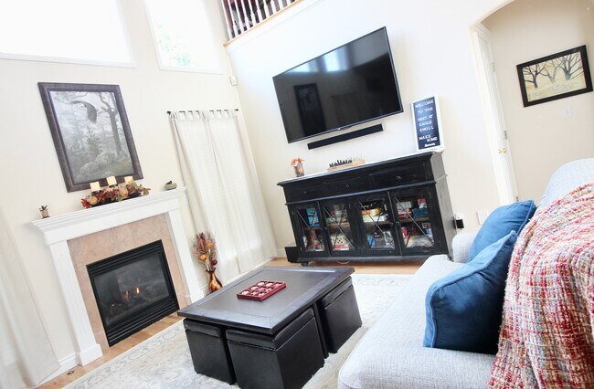 Building Photo - 528 E Knoll Dr
