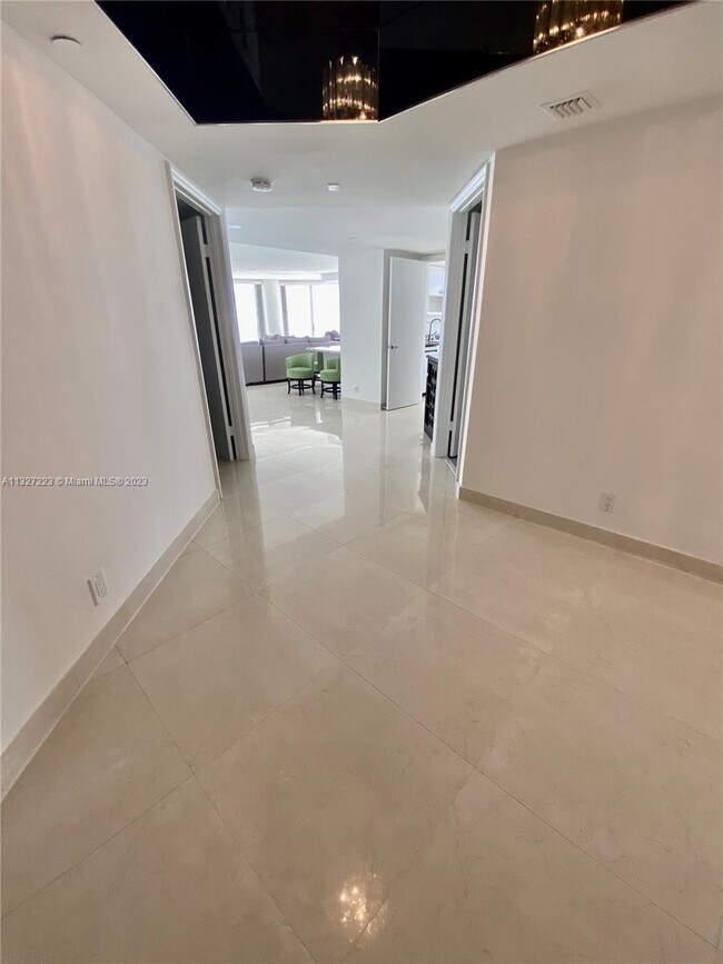 Building Photo - 16485 Collins Ave
