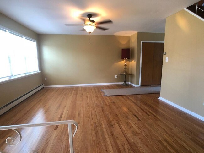Building Photo - Newer & Modern 3 Bed., 1.5 Bath Home w/W/D...