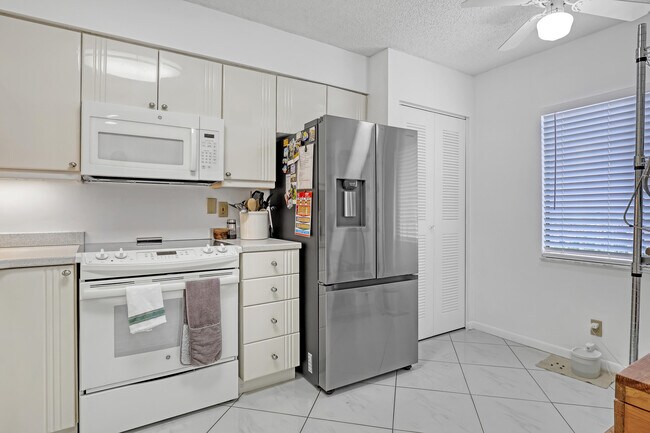Foto del edificio - 7290 Kinghurst Dr