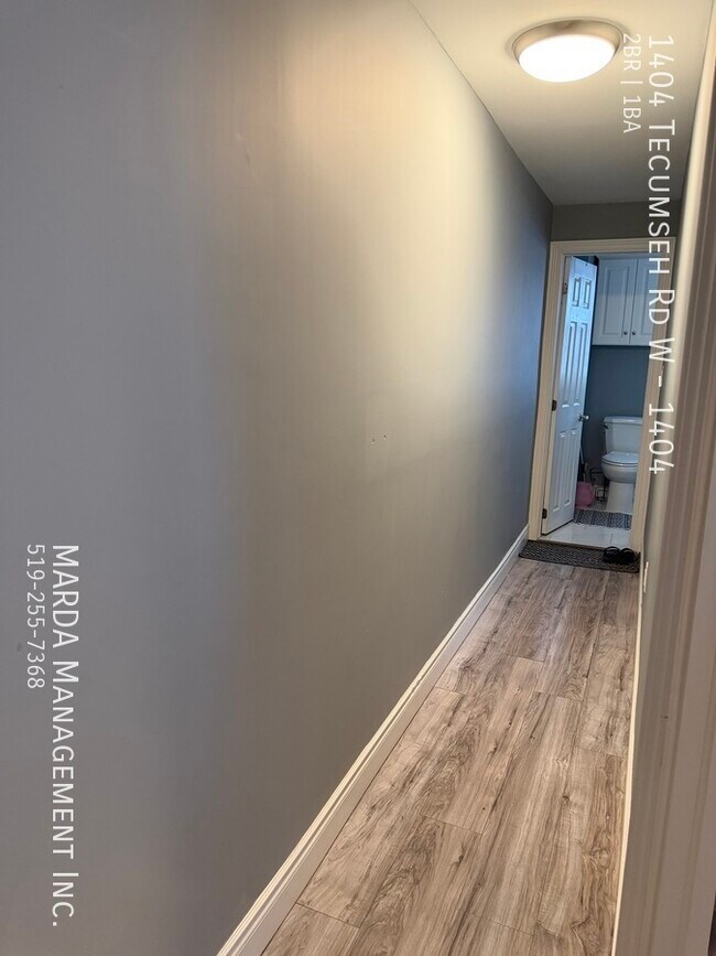 Photo du bâtiment - RENOVATED 2 BED/1 BATH MAIN FLOOR UNIT - WEST END PLUS HYDRO & GAS!