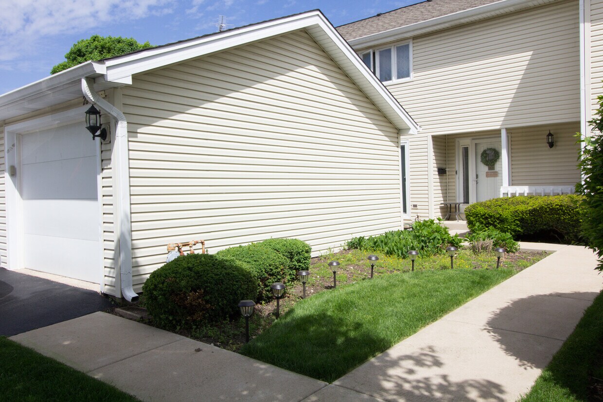 Primary Photo - 2281 Club House Ave