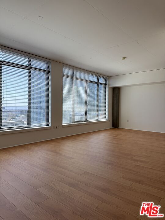 Foto del edificio - 1111 S Grand Ave