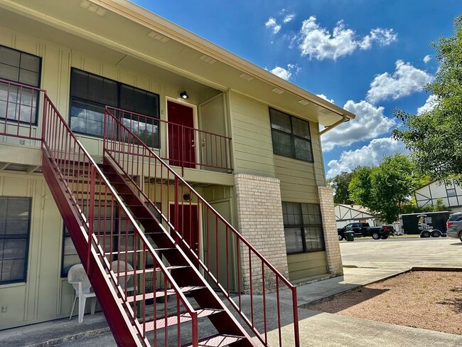 Foto del edificio - 102 Lady Bird Ln