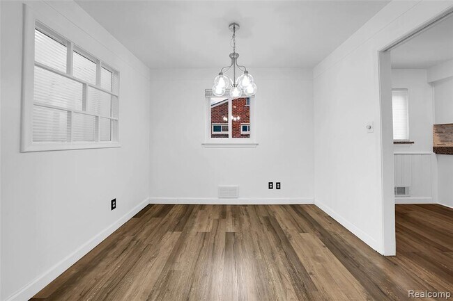 Foto del edificio - 5061 Buchanan Ave