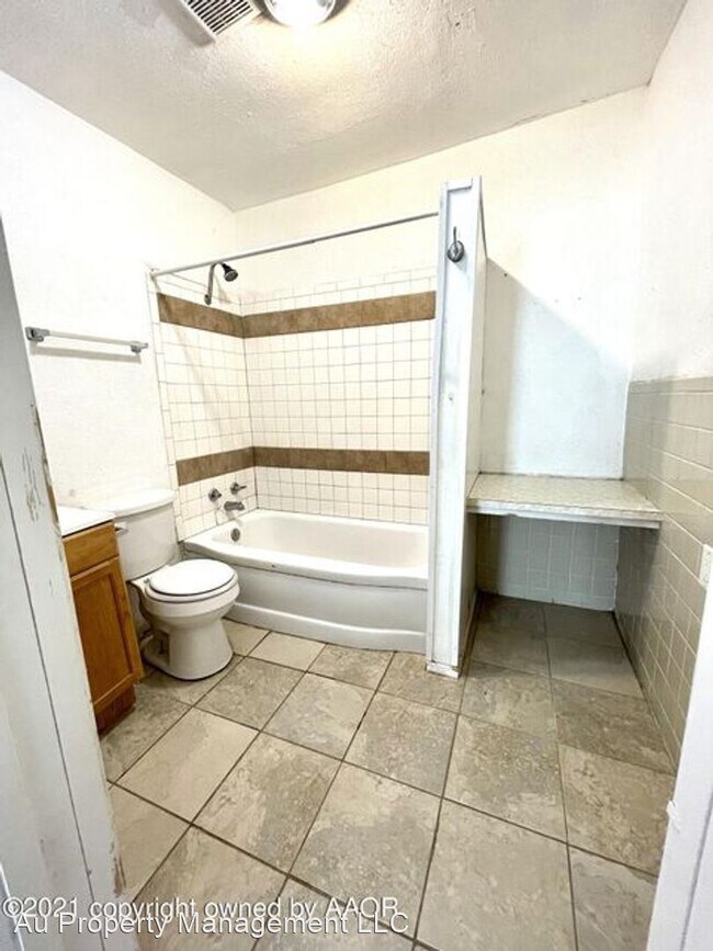 Building Photo - 2 br, 1 bath House - 2204 SW 1ST AVE,