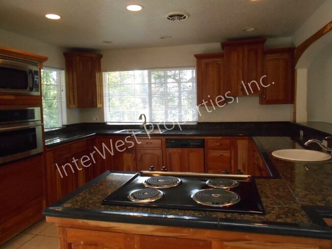 Building Photo - Large 3 Bed+ Bonus Room SW Pdx Home, Natur...