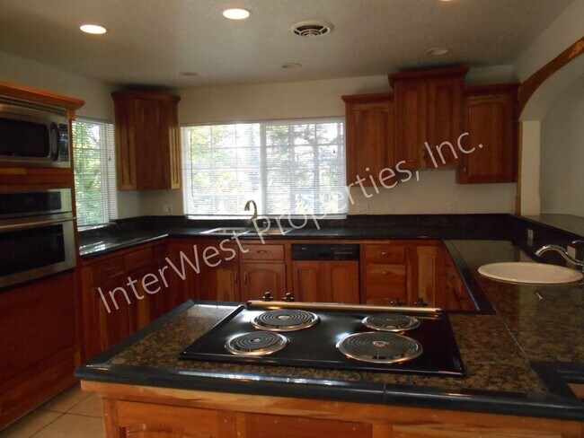 Foto del edificio - Large 3 Bed+ Bonus Room SW Pdx Home, Natur...