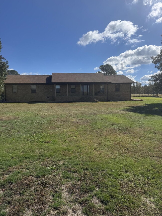 Foto del edificio - Spacious 3 Bedroom Home on Large Lot