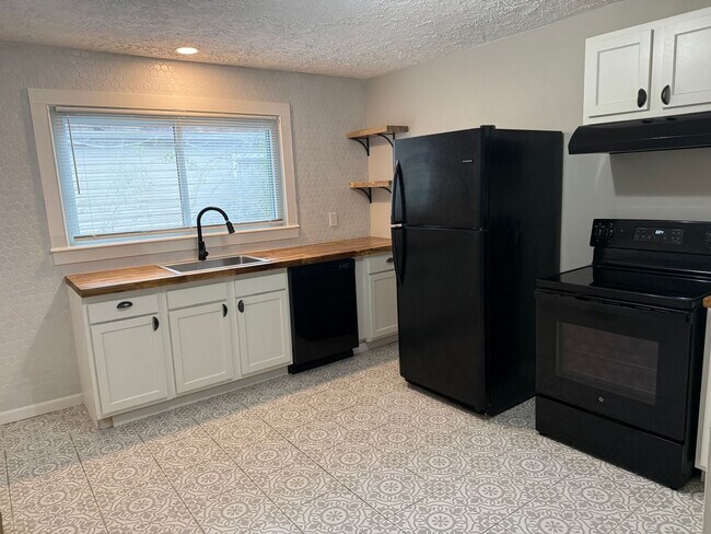 Building Photo - Charming 2 bedroom, 1 bathroom home locate...