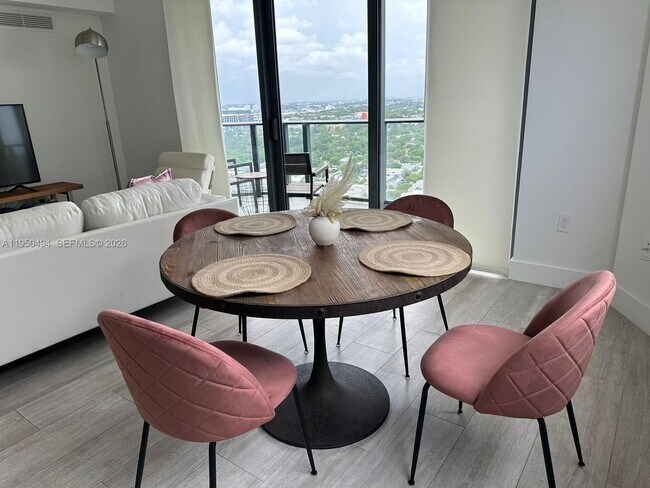 Foto del edificio - 121 NE 34th St