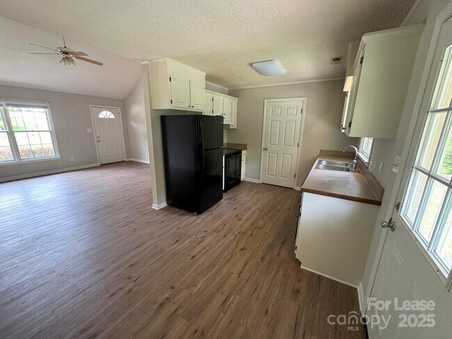 Foto del edificio - 516 Basswood Way