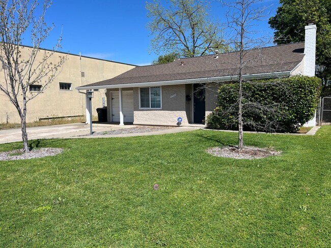 Building Photo - Beautiful 2bed 1bath home available now!