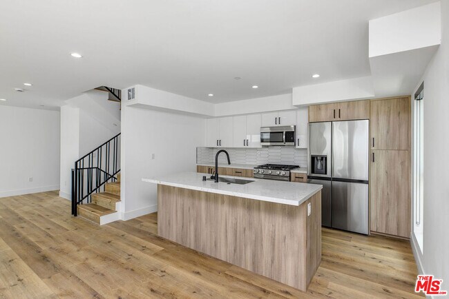 Foto del edificio - 4454 Clinton St