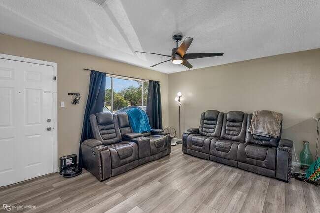 Building Photo - 2804 Hood Dr