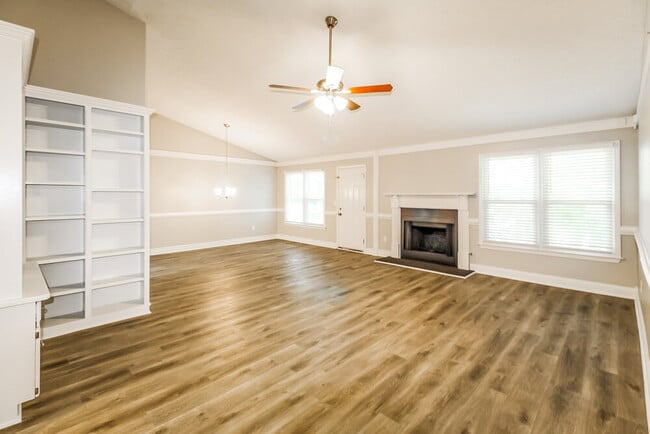 Foto del edificio - 235 Grayland Creek Dr