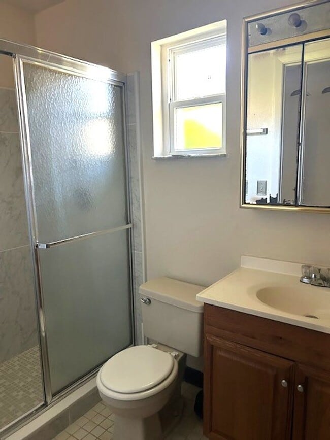 Building Photo - 3 bedroom, 2 bath home