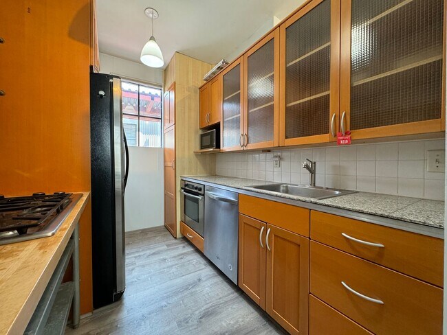 Building Photo - 2 Bedroom Downtown Apartment