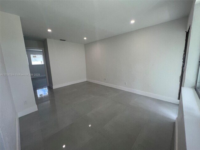 Foto del edificio - 5300 NW 25th Ave