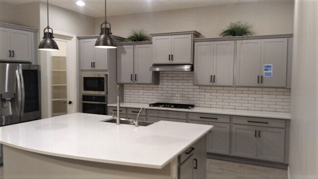 Building Photo - Simply Breathtaking 3-Bedroom, 2.5 Bathroo...