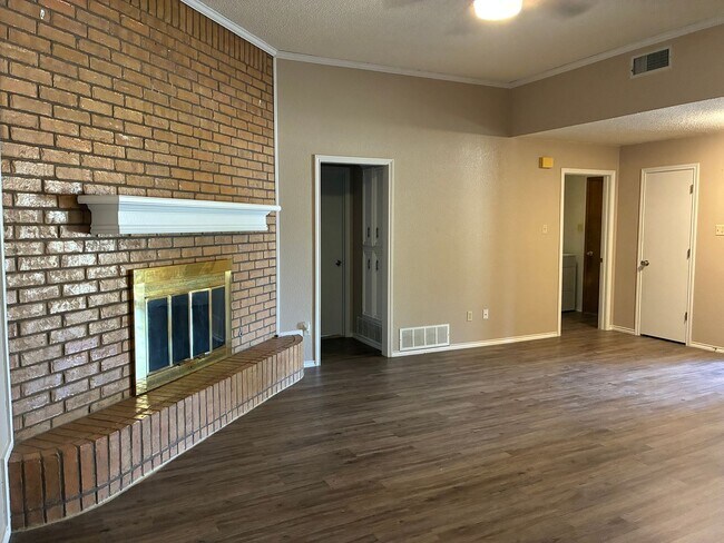 Building Photo - Three bedroom, two bath home available for lease!