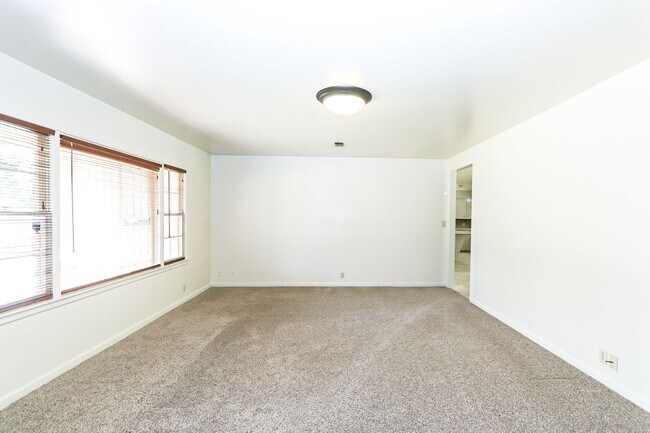 Building Photo - Move in Special! Pre-Leasing for Fall 2024...