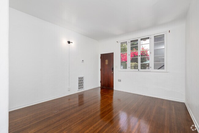 2 habitaciones, 1.5 baños - 675 pies cuadrados - Sala de estar - 8214 Norton Ave