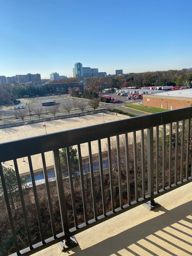 Balcony - 3713 S George Mason Dr