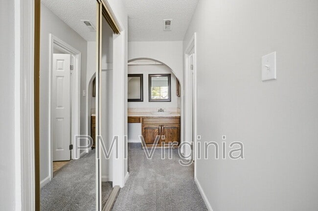 Foto del edificio - 901 Vincent Ct