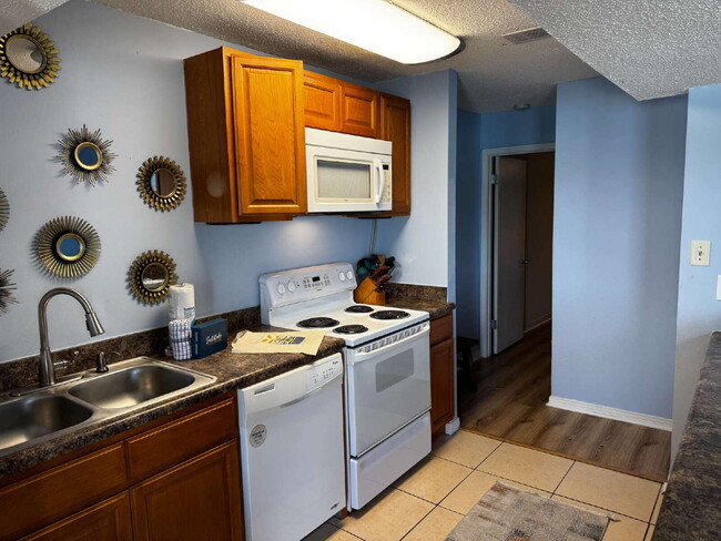 Building Photo - "Coastal Comfort Awaits: Spacious 2-Bed, 2...
