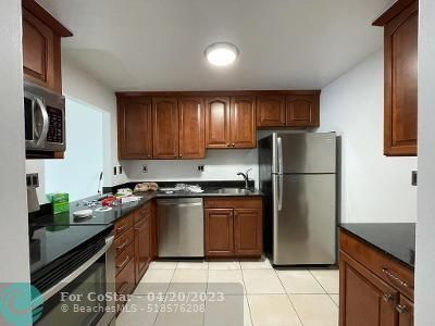Building Photo - 800 Parkview Dr