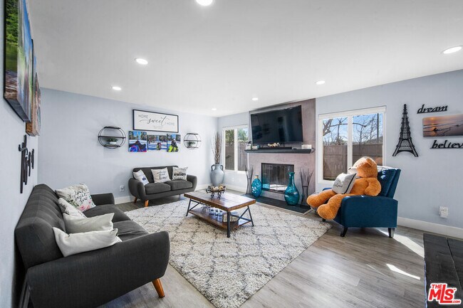 Building Photo - 2424 Stow St