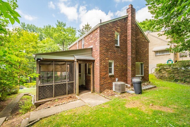 Foto del edificio - AVAILABLE SEPT 1ST!! GORGEOUS 2 BEDROOM IN PENN HILLS!!