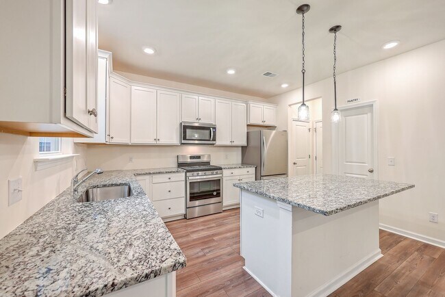 Foto del edificio - Large Summerville Home