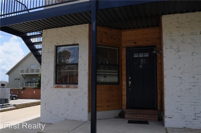 Building Photo - 2 br, 2 bath Apartment - 123 N. Donahue Dr.