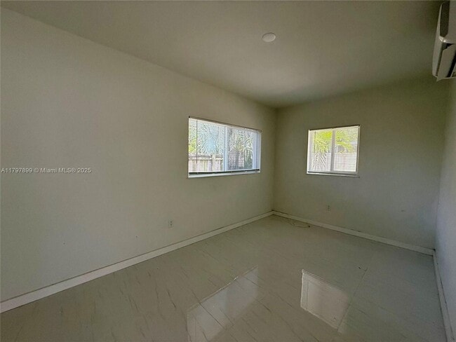 Building Photo - 572 NE 67th St