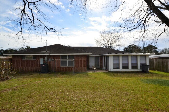 Foto del edificio - Vintage 3 Bedroom Home in Goodwood Homesites Neighborhood