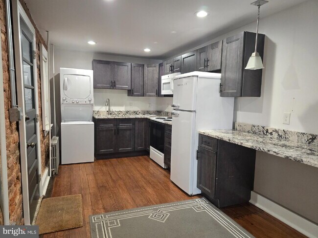 Foto del edificio - "Charming 1-Bed Rowhouse with Granite Elegance & Hardwood Warmth in Frederick!"