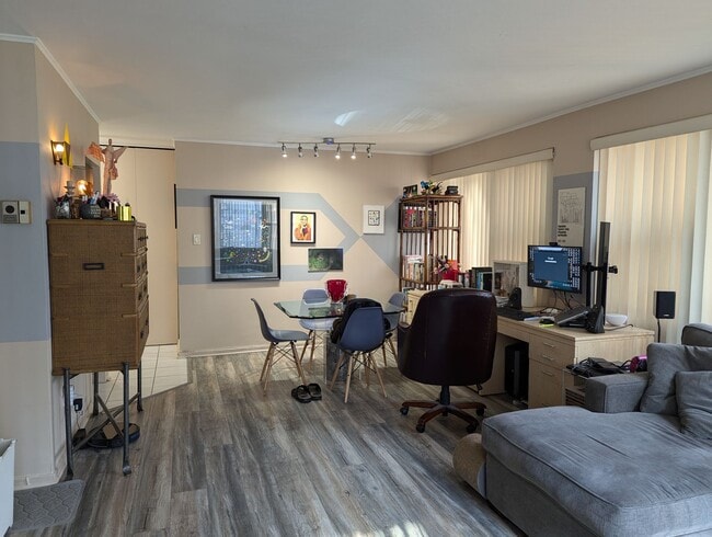 Building Photo - Incredible 1b1b in downtown Streeterville prime location