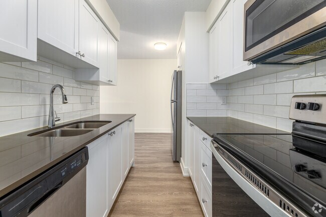 1 chambre, 1 salle de bain - 58 m² - Cuisine - 43 Forest Ave