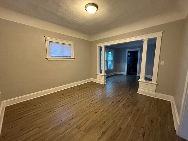 Building Photo - West Side 4-Bed UPDATED Single-Family - Av...