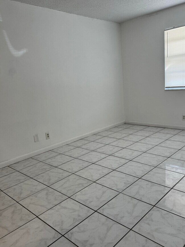 Foto del edificio - 650 SW 15th Ave