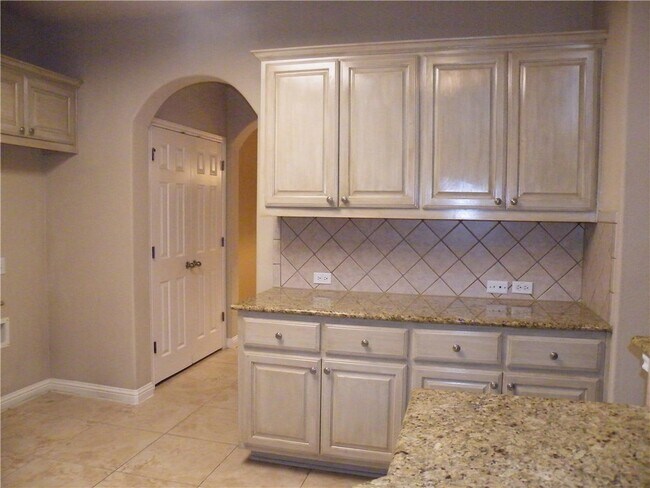 Building Photo - 1717 Stonehaven Ln