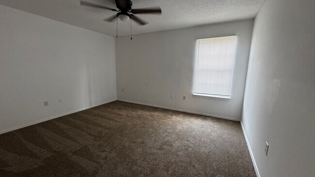 Foto del edificio - Lovely 3 Bedroom / 2 Bath Townhome - 1 Car Garage - Spacious Rooms