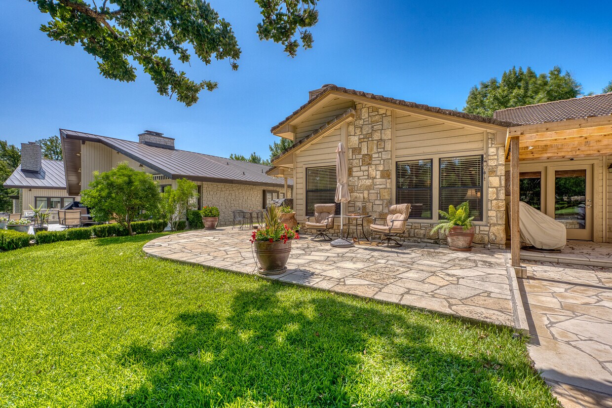 Primary Photo - 302 Faultline Dr