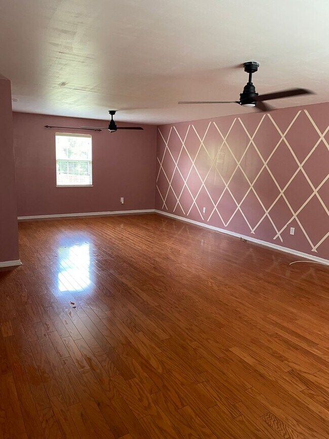 Building Photo - Beautiful 4 Bedroom